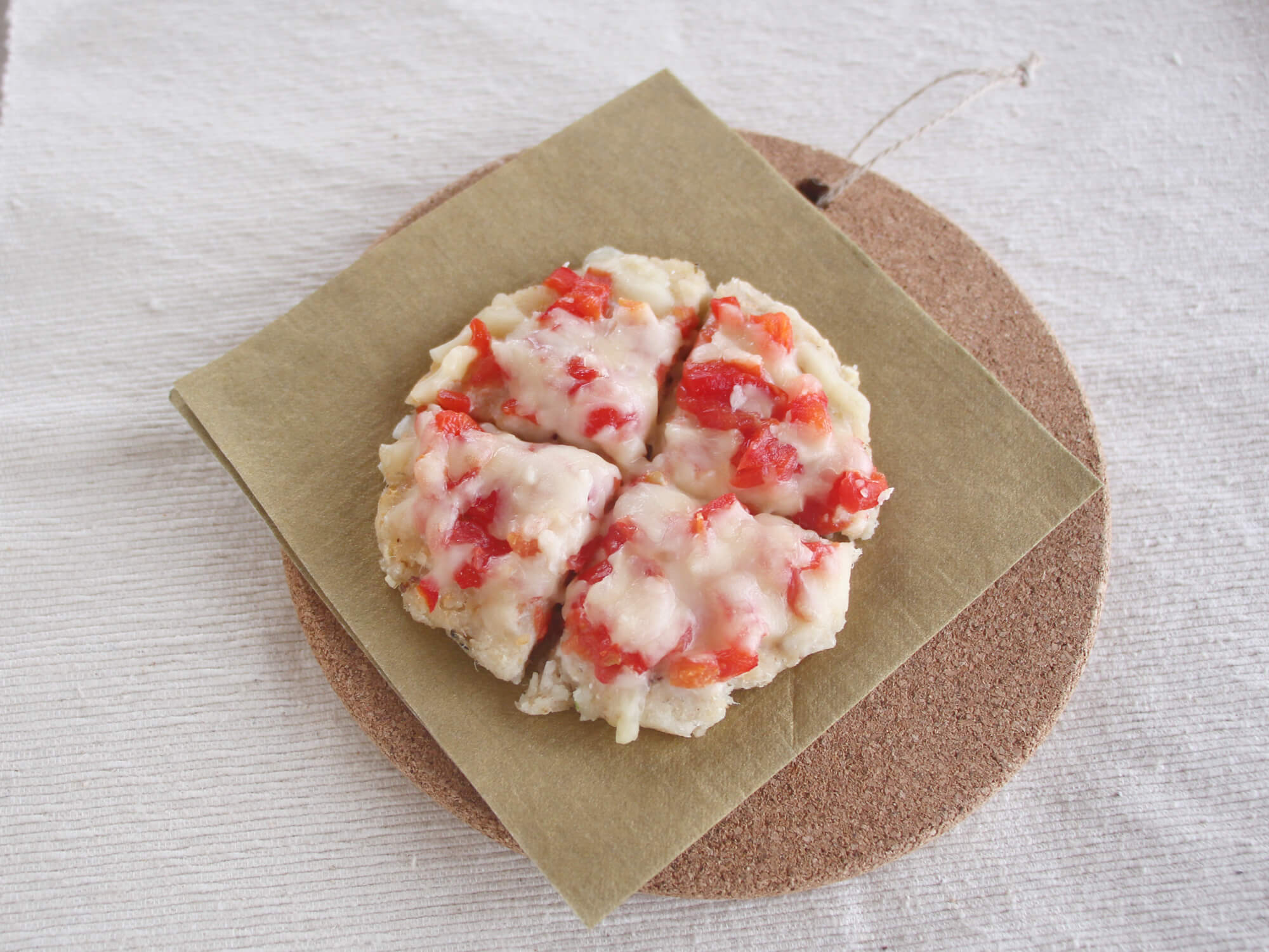 mogcookのお魚離乳食レシピ　魚とオートミールの米粉ピザ。対象：離乳食後期から