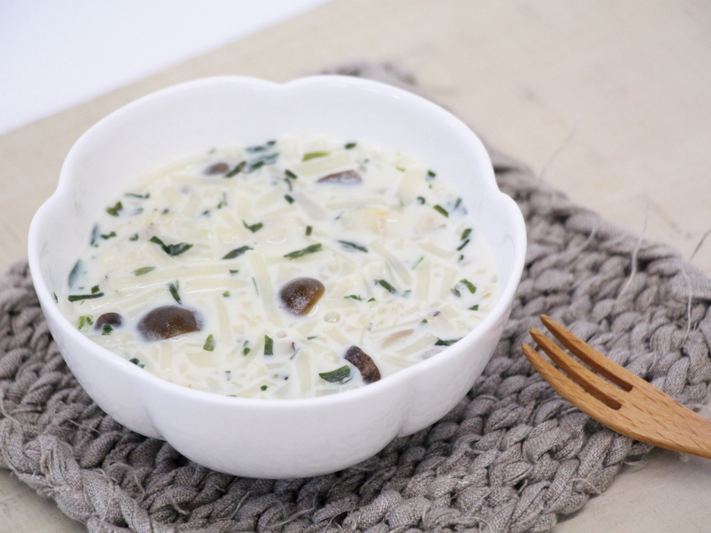 mogcookのお魚離乳食レシピ　魚とにらの豆乳きのこうどん